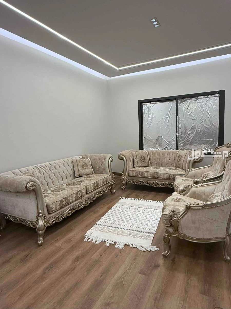 كنب  كلاسيكي  للبيع   يتسع ل 7 اشخاص  في ينبع بسعر 900﷼