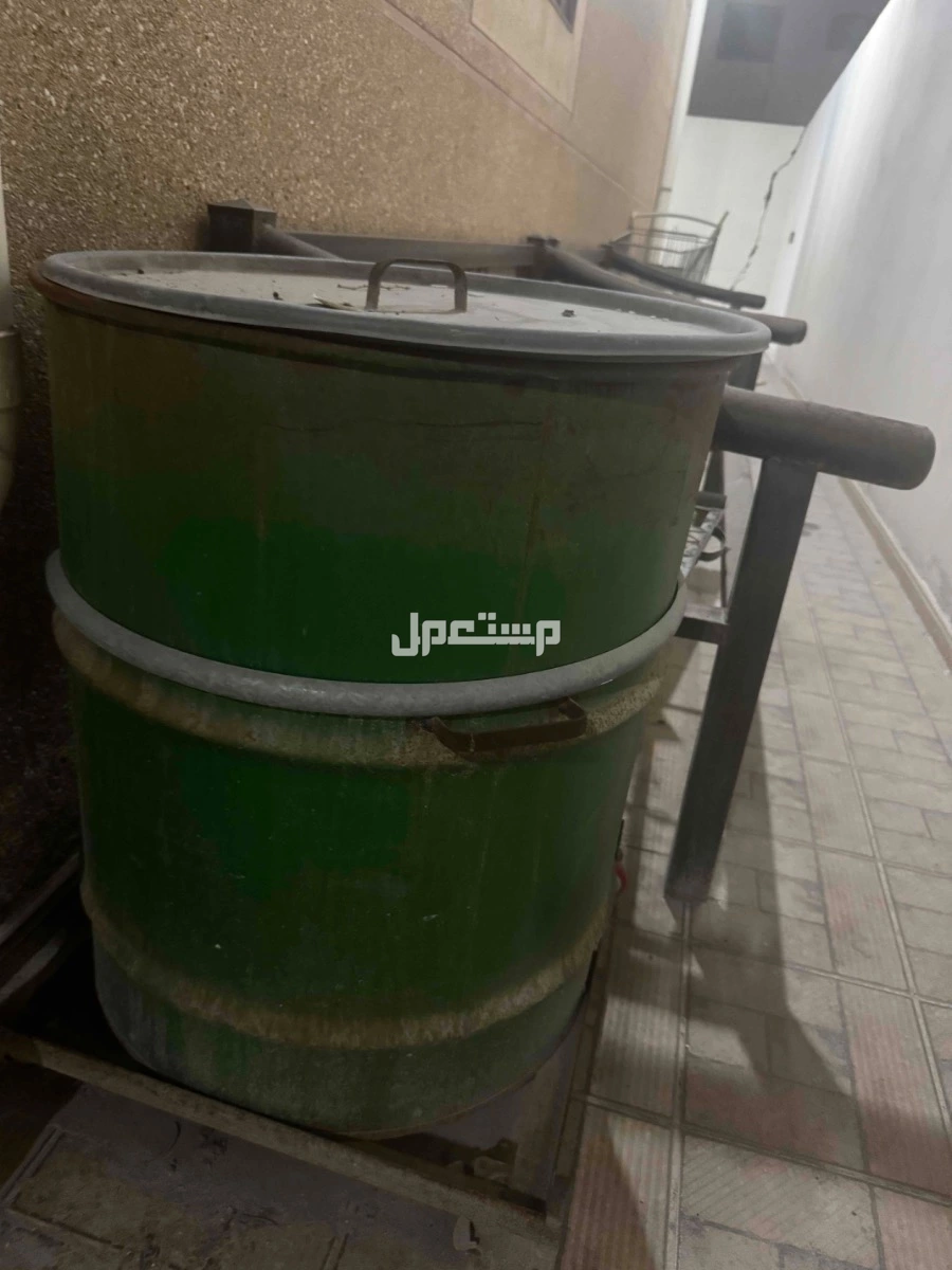 للبيع برميل  مندي وجلسات حديد خارجيه بمبلغ 800 الصامل فقط  في الدمام بسعر 800 ريال سعودي