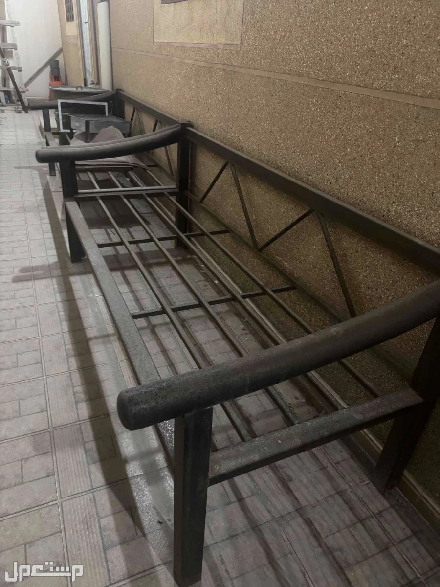 للبيع برميل  مندي وجلسات حديد خارجيه بمبلغ 800 الصامل فقط  في الدمام بسعر 800 ريال سعودي