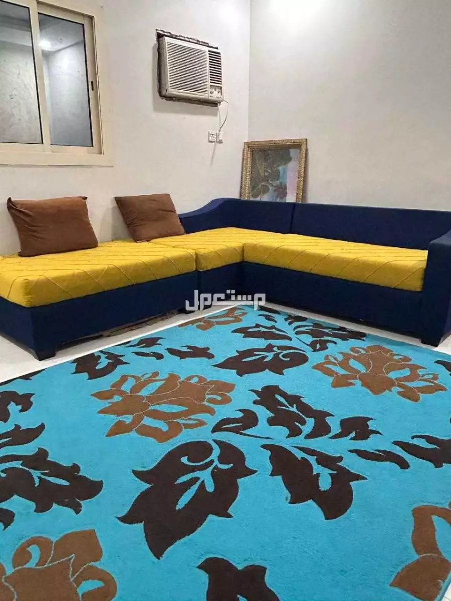 كنب على شكل حرف L بالإضافة لسجاد  جميعها بحالة جيدة