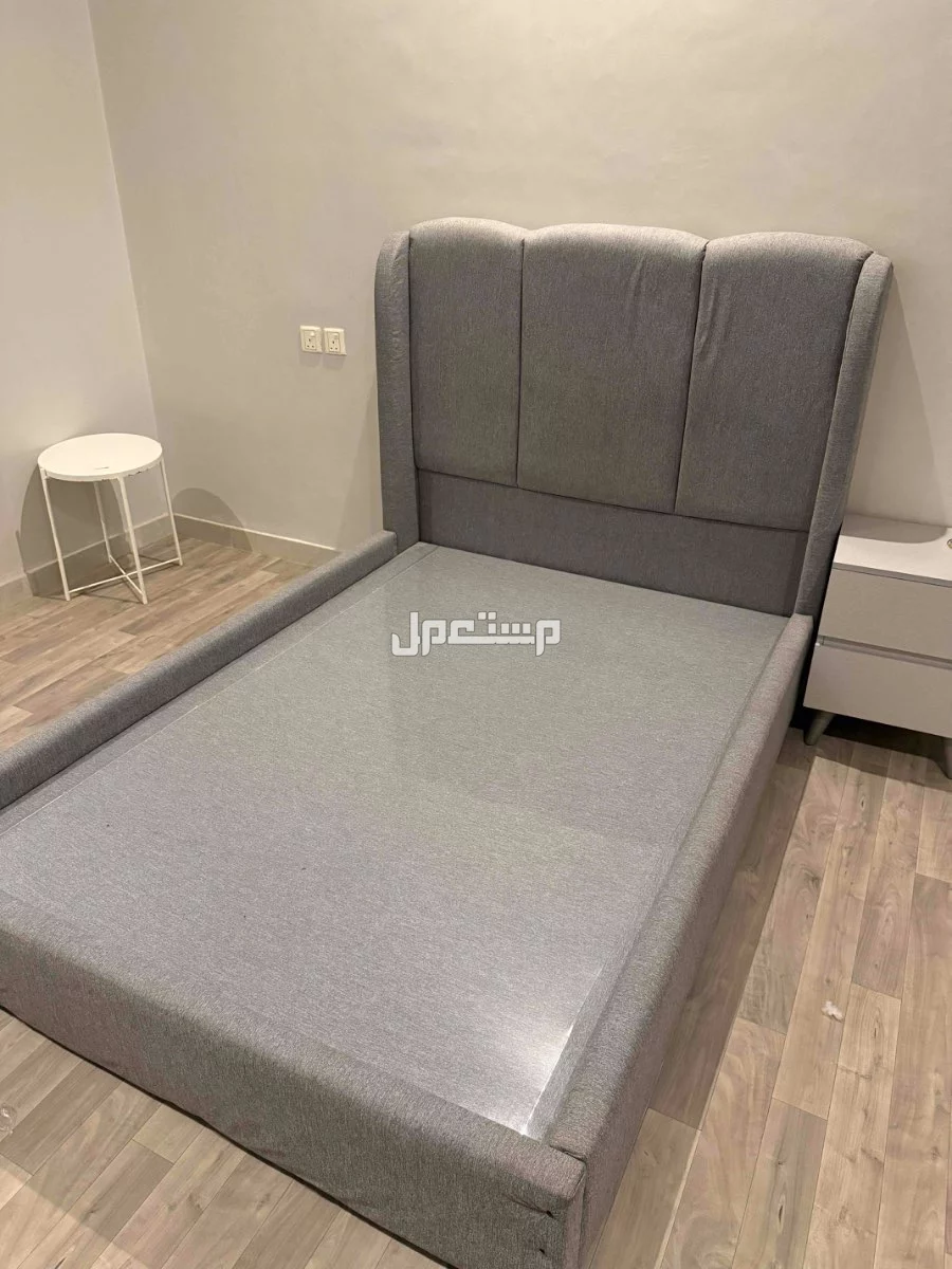 سرير ومرتبه نظيفة جداً وستارة في الرياض بسعر 250 ريال سعودي