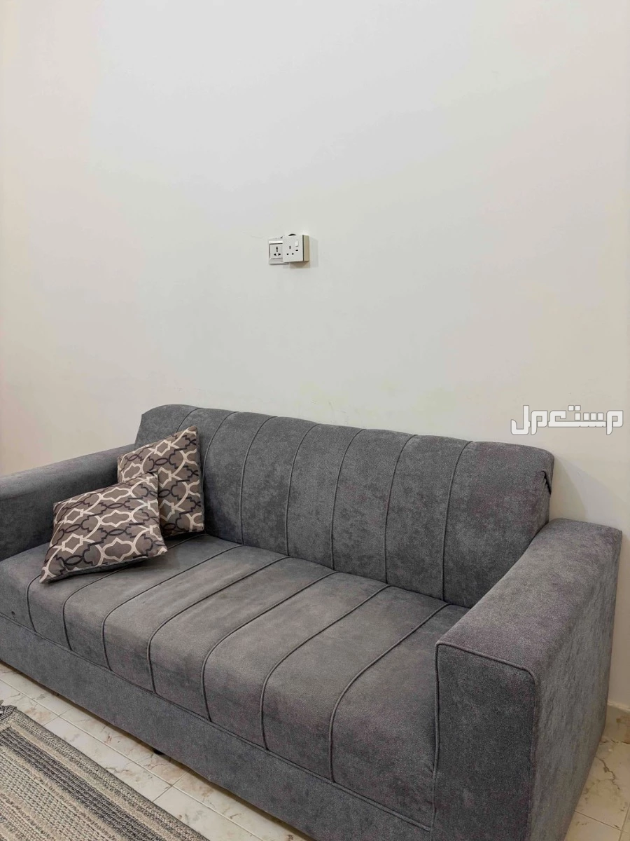 كنب للبيع بحاله جيده لونه رمادي