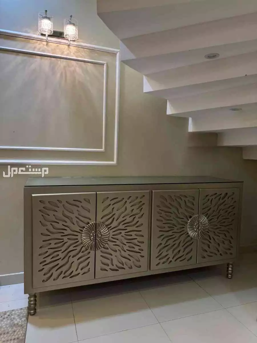 للبيع طاوله طعام 8 كراسي  وبوفيه طعام وكنب صاله