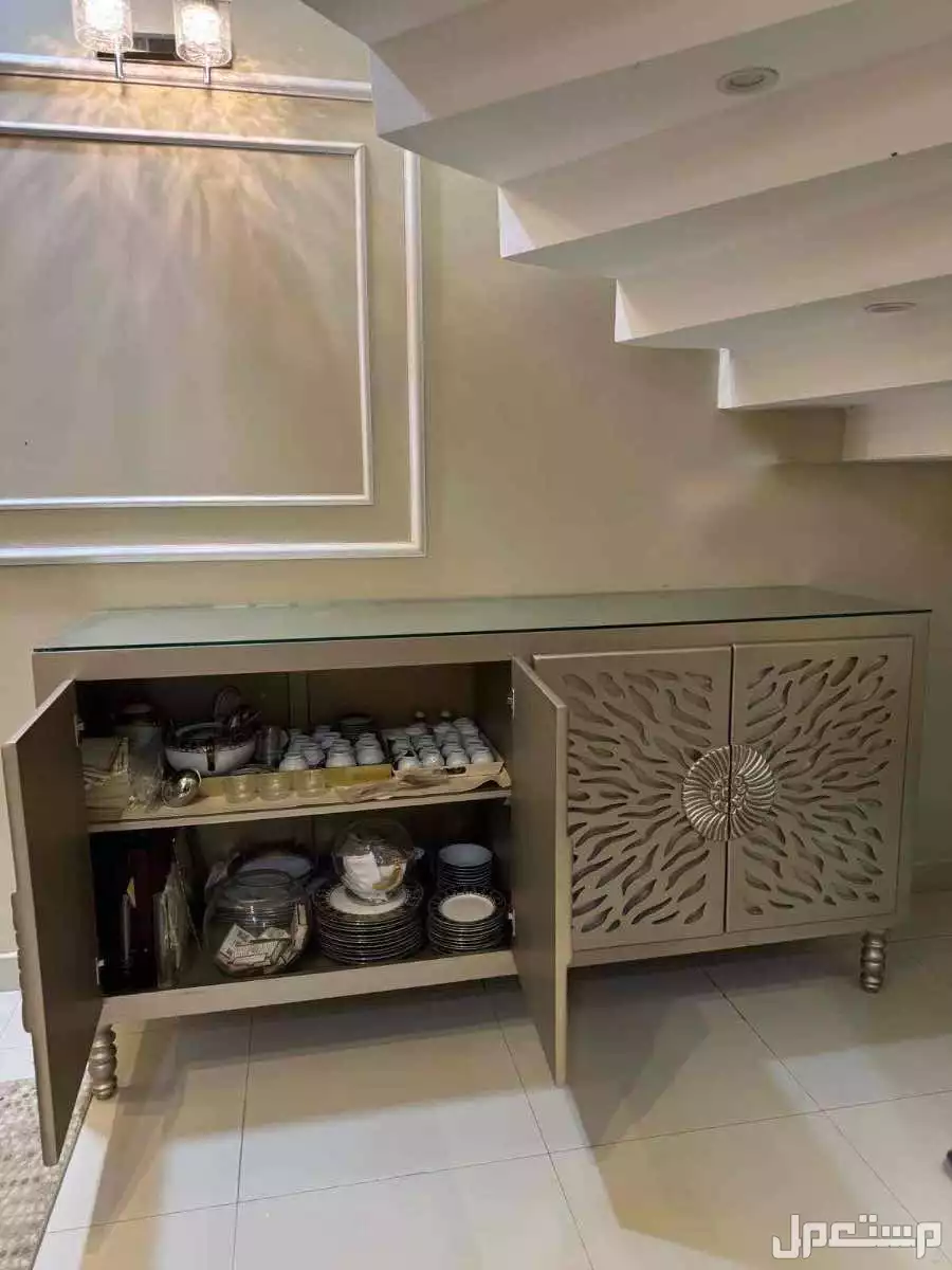 للبيع طاوله طعام 8 كراسي  وبوفيه طعام وكنب صاله