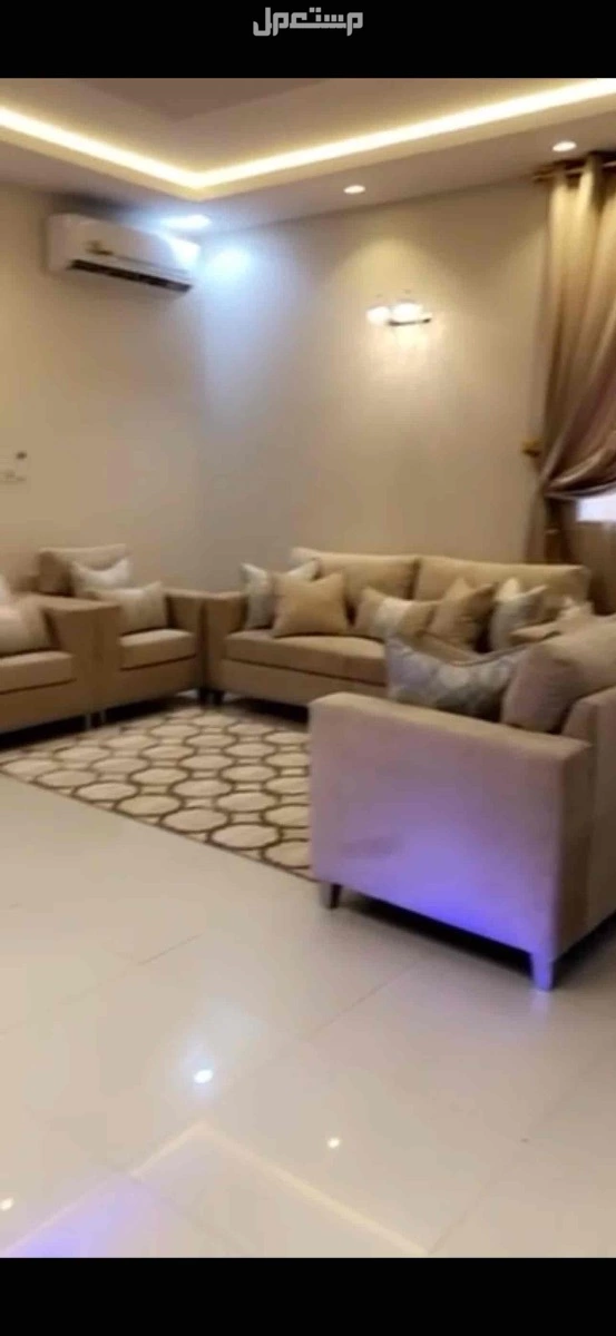 للبيع طاوله طعام 8 كراسي  وبوفيه طعام وكنب صاله