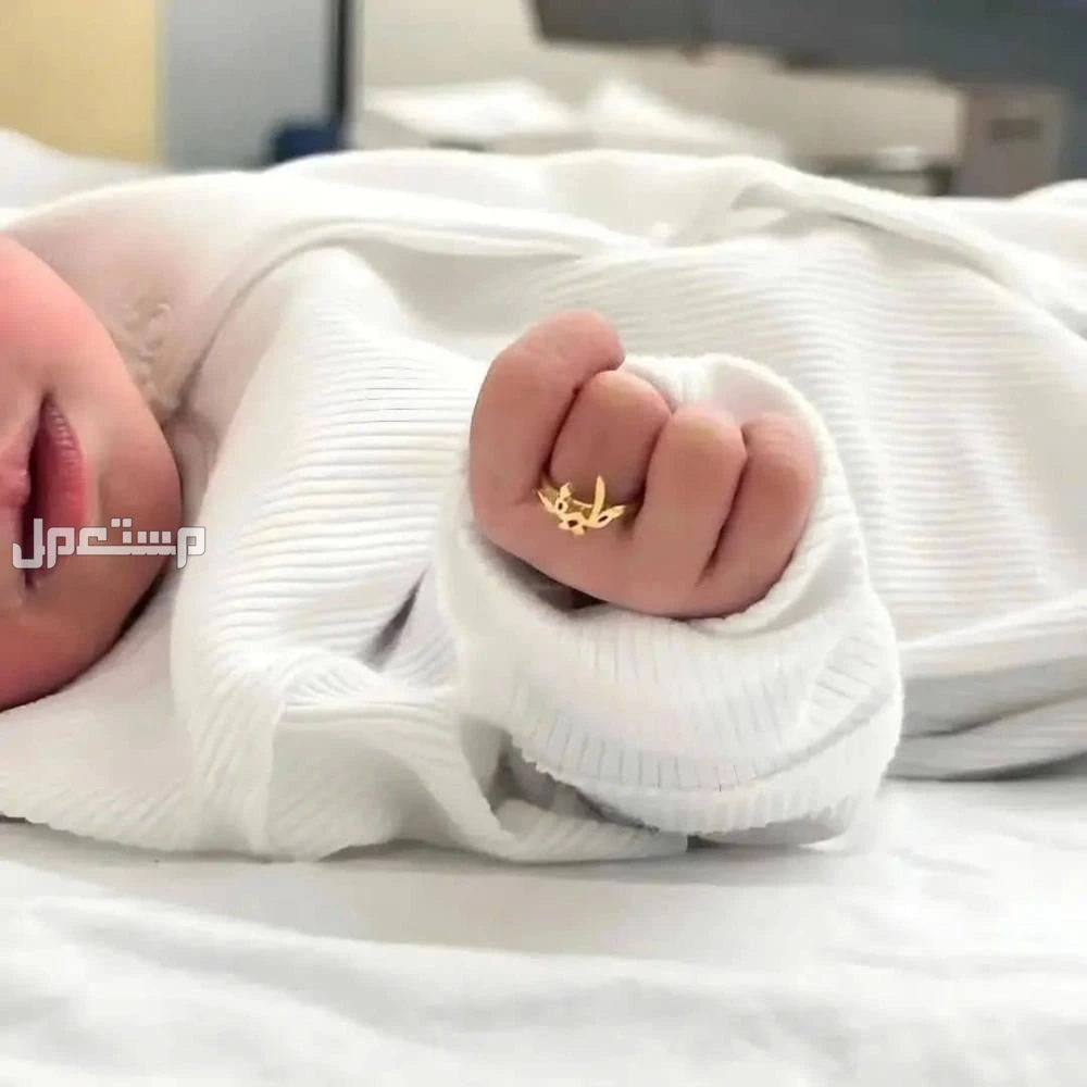 بروشات بالاسماء مطلي ذهب ومتوفر فضة