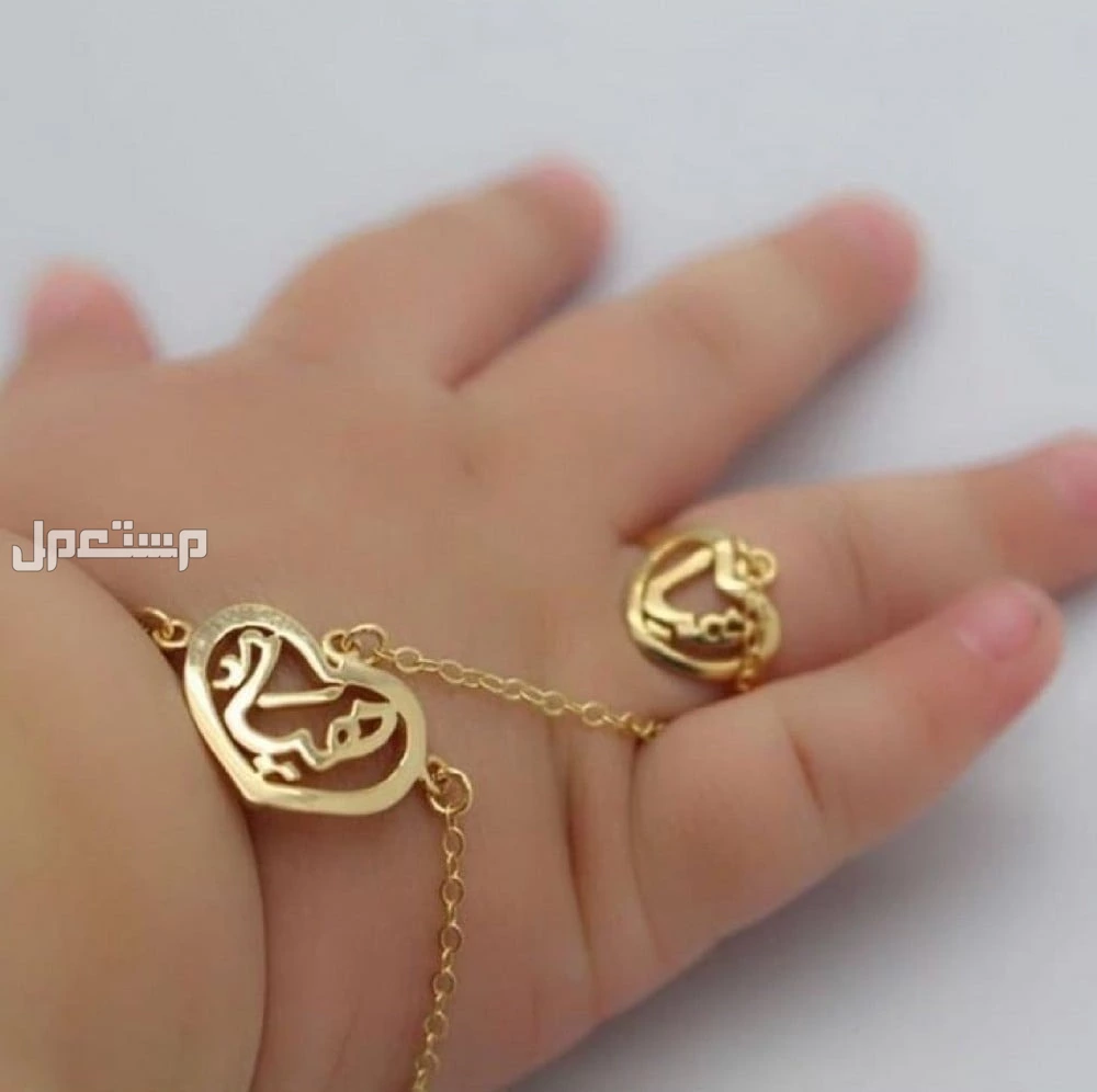 بروشات بالاسماء مطلي ذهب ومتوفر فضة
