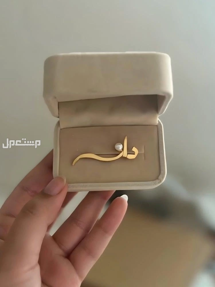بروشات بالاسماء مطلي ذهب ومتوفر فضة