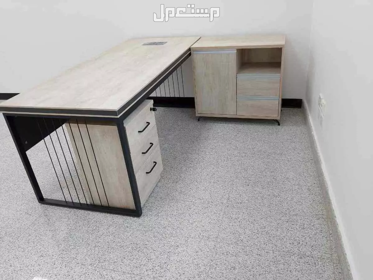 أثاث مكتبي جديد للبيع بسعر الجملة في الرياض بسعر 200 ريال سعودي