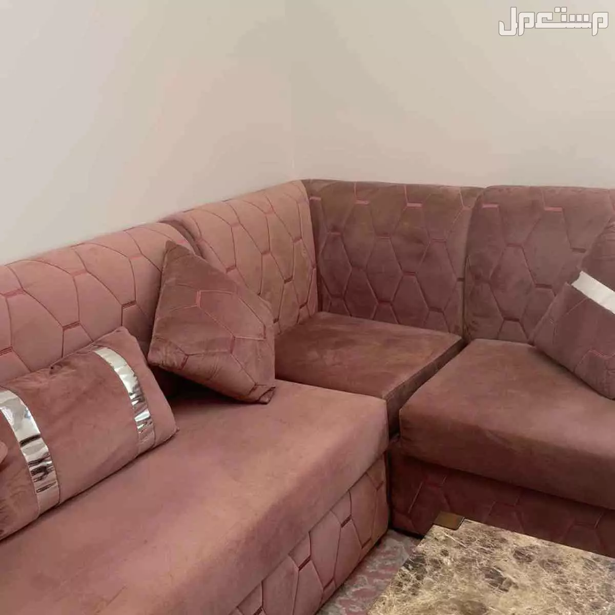 كنب متصل لون لحمي مع 5 طاولات ومكتبة تلفزيون