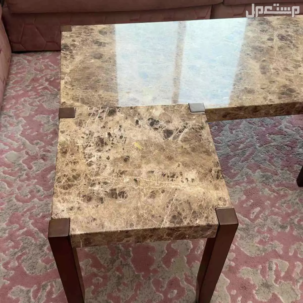 كنب متصل لون لحمي مع 5 طاولات ومكتبة تلفزيون