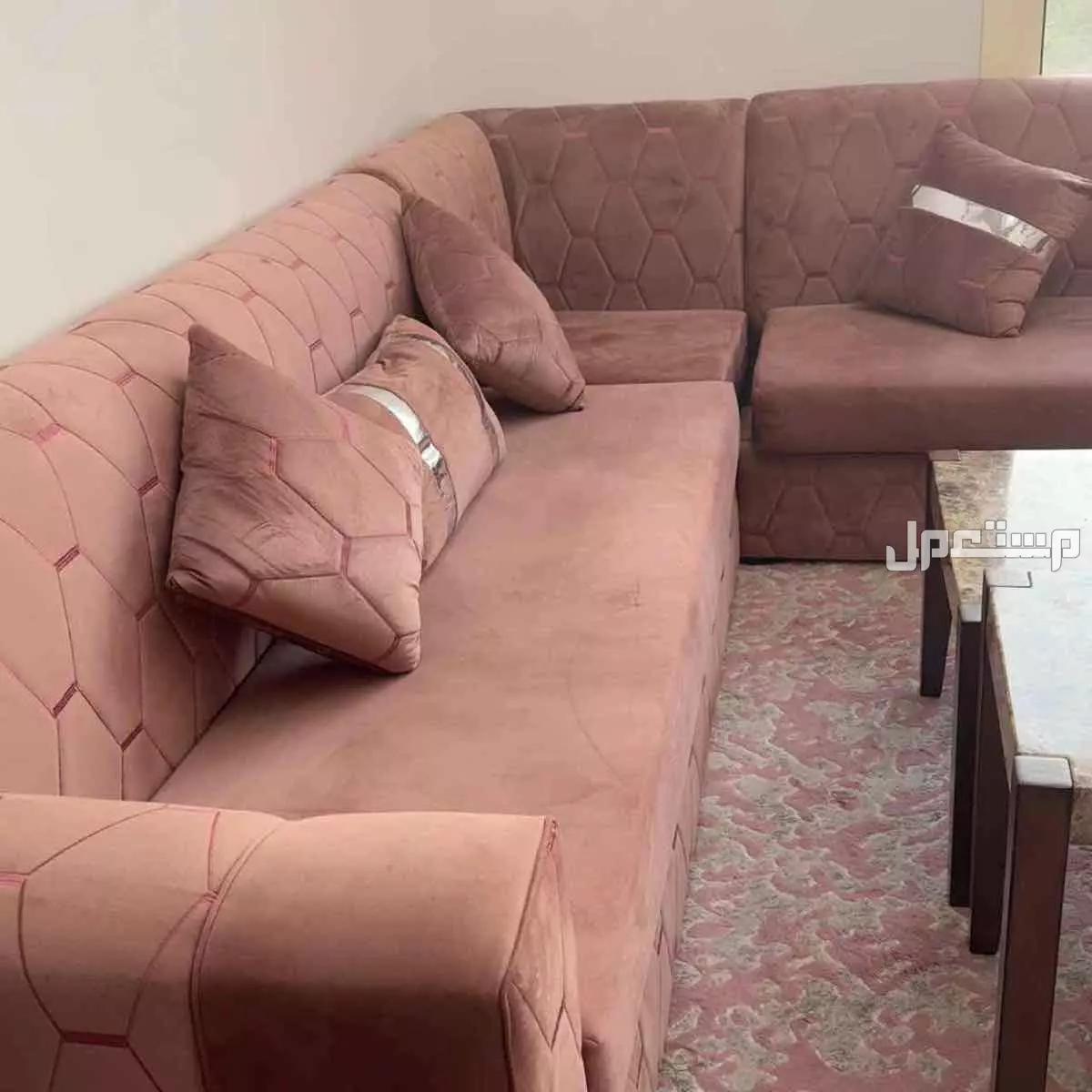 كنب متصل لون لحمي مع 5 طاولات ومكتبة تلفزيون