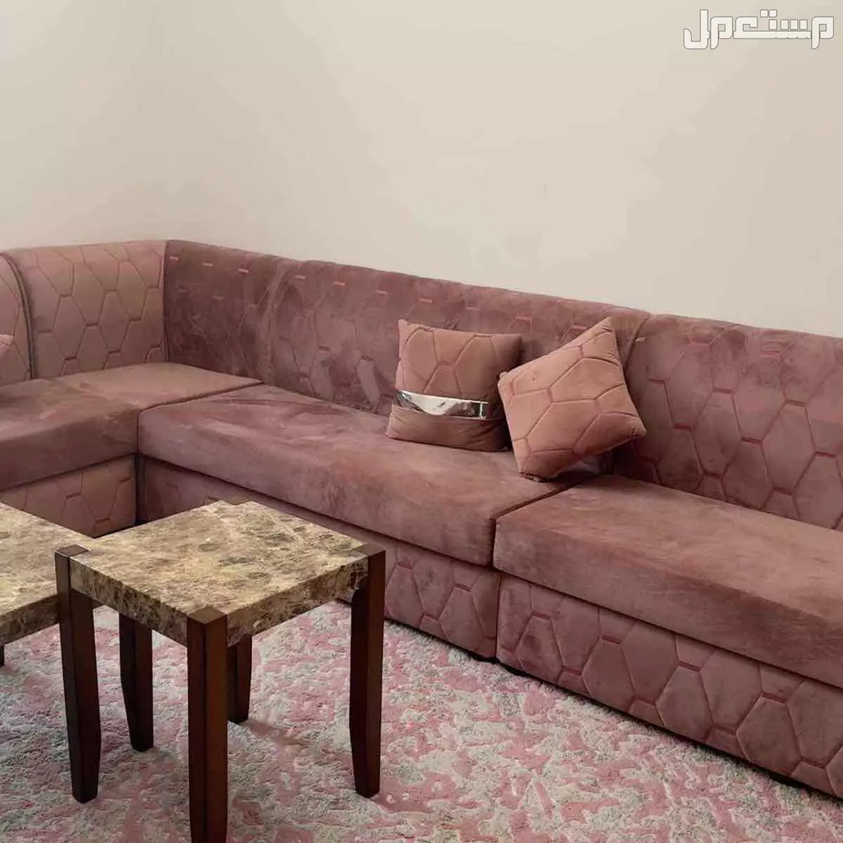 كنب متصل لون لحمي مع 5 طاولات ومكتبة تلفزيون