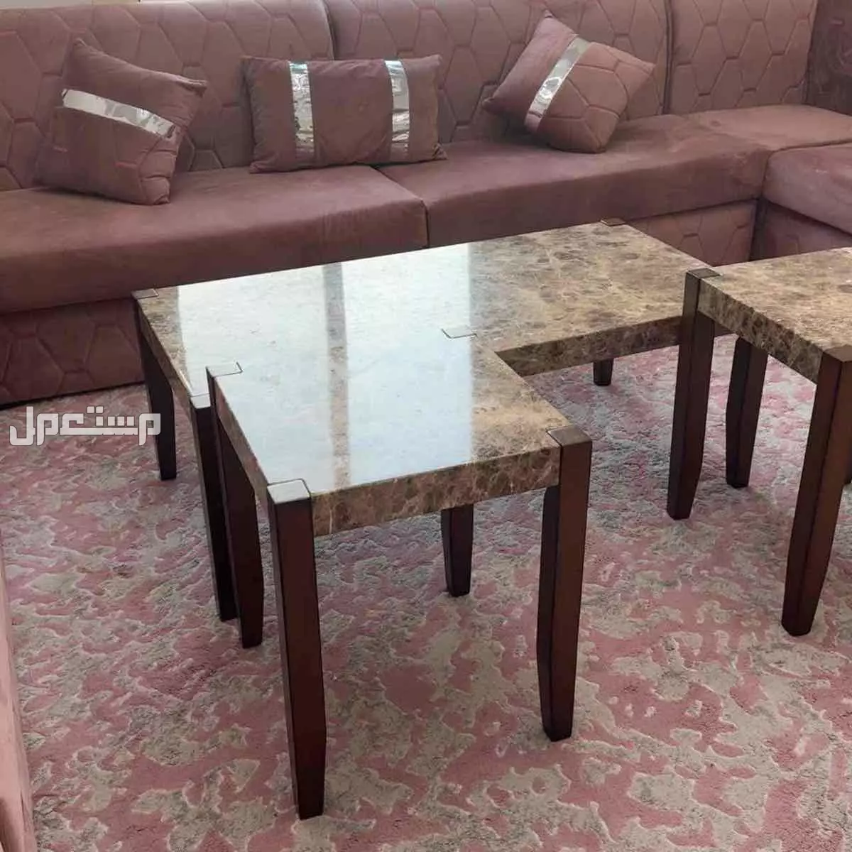 كنب متصل لون لحمي مع 5 طاولات ومكتبة تلفزيون