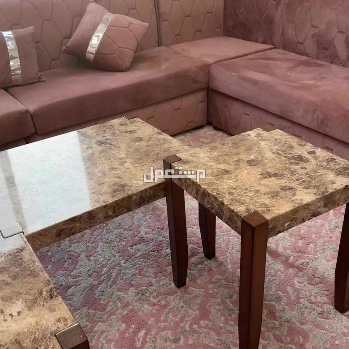 كنب متصل لون لحمي مع 5 طاولات ومكتبة تلفزيون