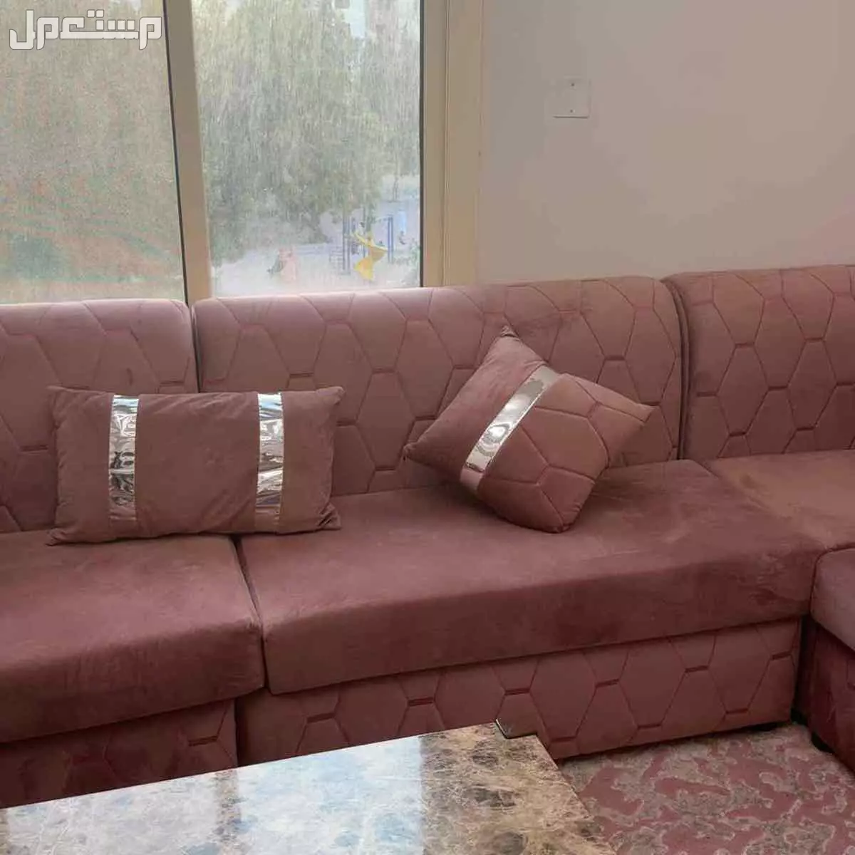 كنب متصل لون لحمي مع 5 طاولات ومكتبة تلفزيون