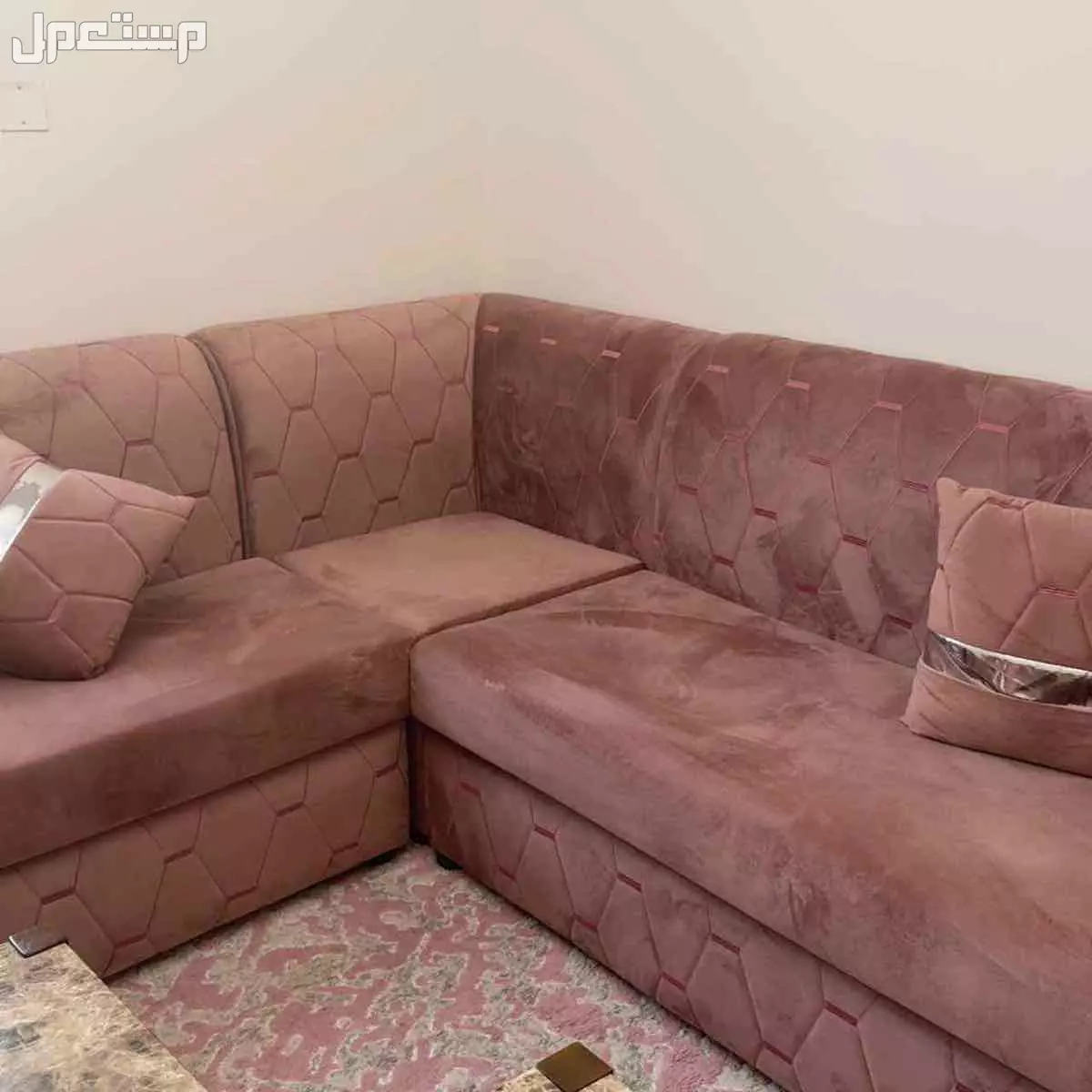 كنب متصل لون لحمي مع 5 طاولات ومكتبة تلفزيون