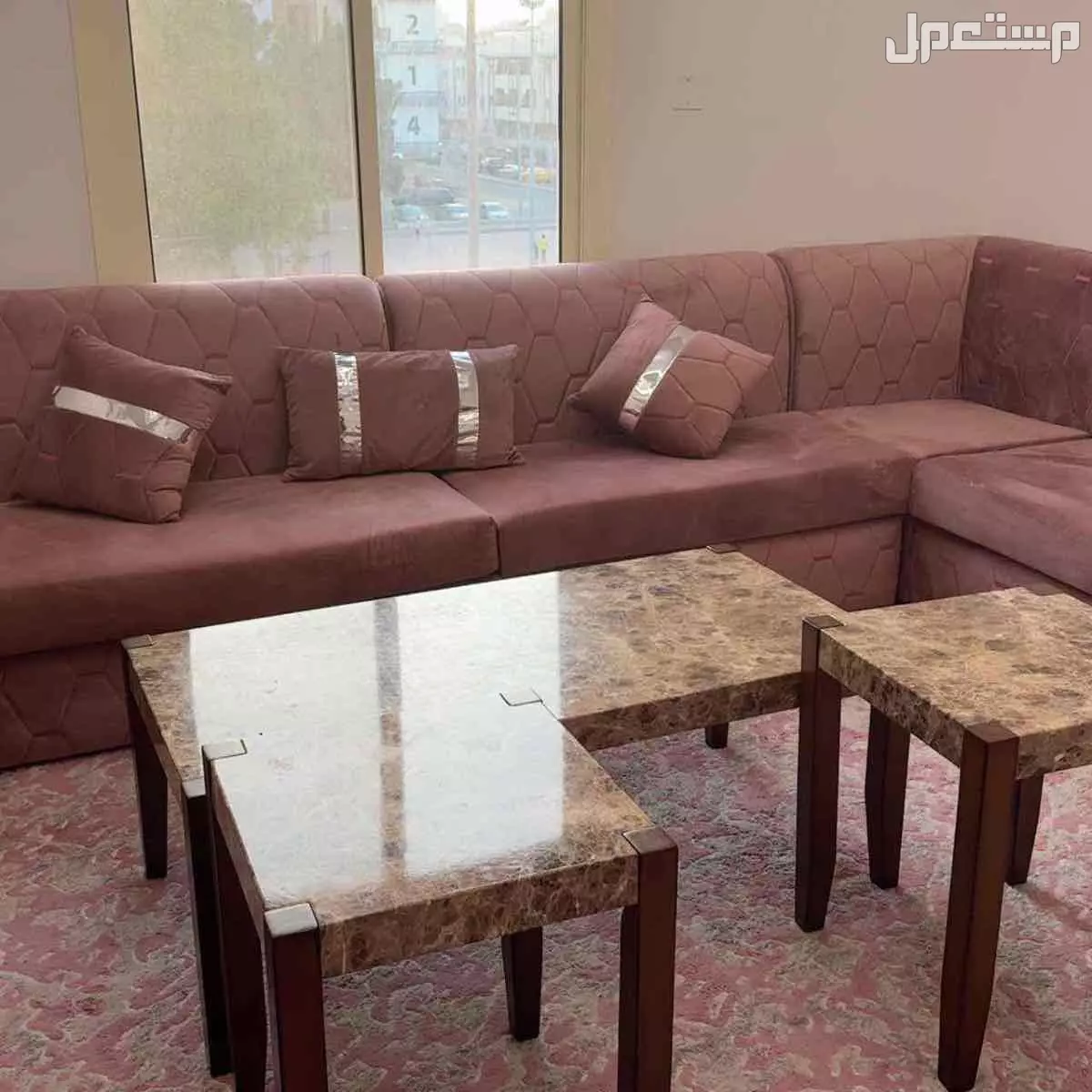 كنب متصل لون لحمي مع 5 طاولات ومكتبة تلفزيون