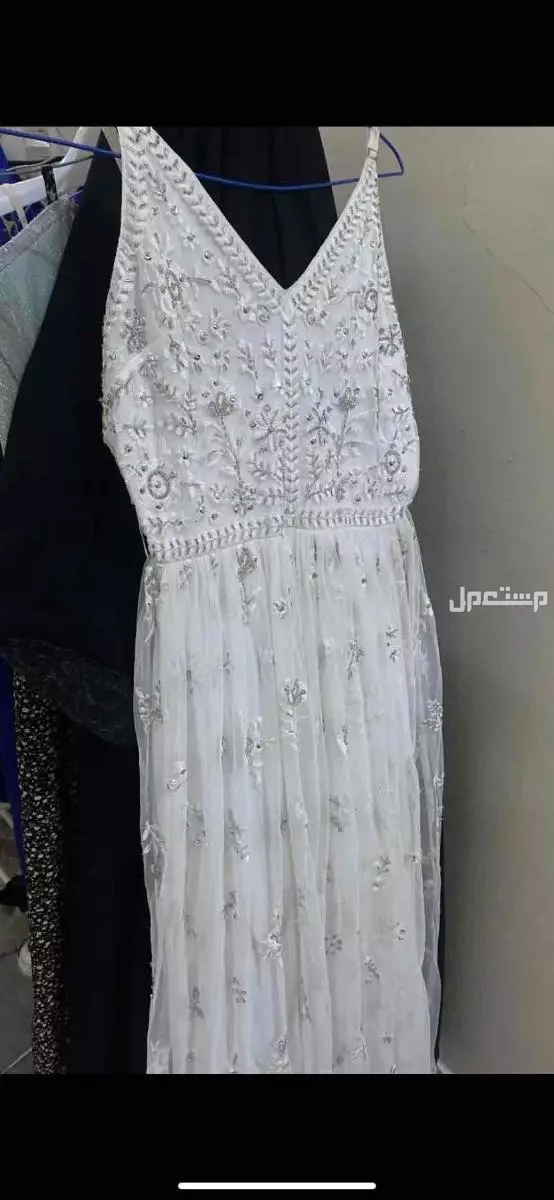 فساتين مستعمله كم ساعه بس جديده ع الذمه للتواصل خاص فستان يلبس ميديم ولارج ب 200