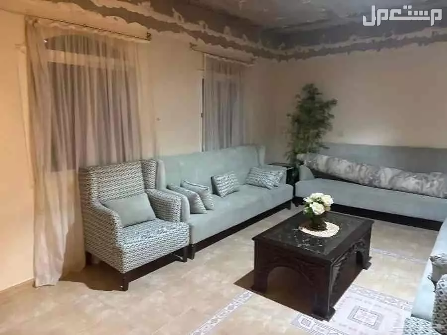 ‏كنب مع ستائر مع طاولة ‏الرياض في حي إشبيلية سعر 1500 ريالوال وصامل ما راح نقصر معه