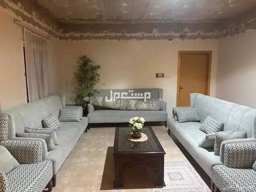 ‏كنب مع ستائر مع طاولة ‏الرياض في حي إشبيلية سعر 1500 ريالوال وصامل ما راح نقصر معه