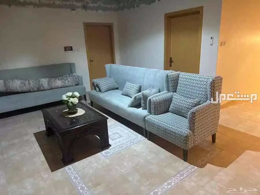 ‏كنب مع ستائر مع طاولة ‏الرياض في حي إشبيلية سعر 1500 ريالوال وصامل ما راح نقصر معه
