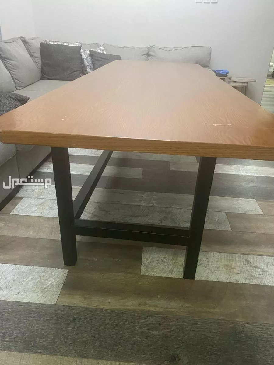 للبيع طاولة خشب تفصيل هيكلها معدني نوعيتها ممتازه في الرياض حي التعاون بسعر 300