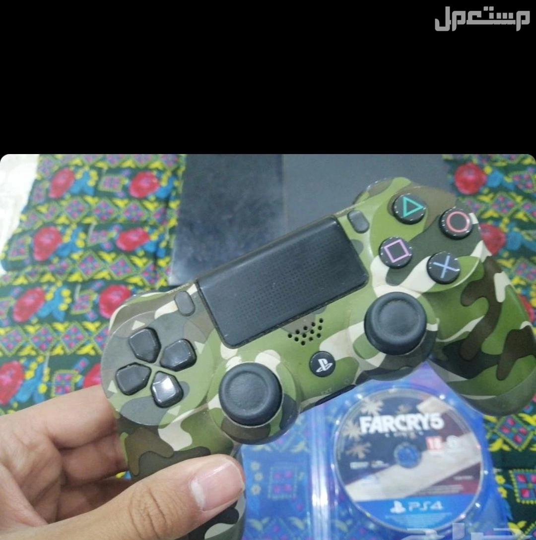 جهاز بلايستيشن 4 نضيف معه يد اصليه و شريط FARCRY5 و جميع اسلاكه