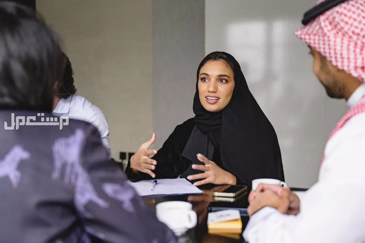 موعد دوام الموظفين بعد إجازة عيد الفطر 2025 موظفة سعودية