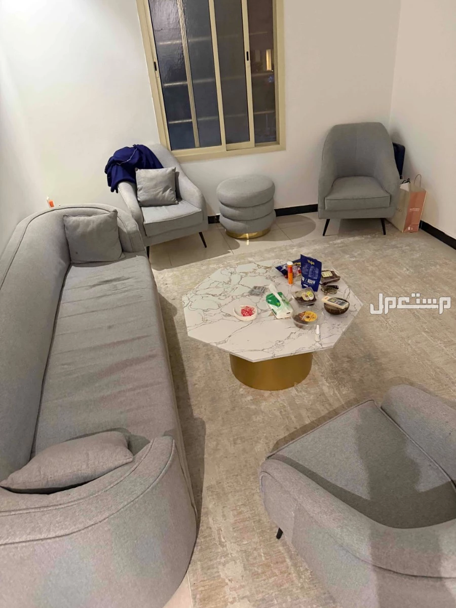 غرفه مكونه من سرير 2 في 1.80 مع تسريحة و 2 كموندينو و كرسي و دولاب ( عدد الغرف : 2 نفس الشكل) ، صالة 3 كراسي و كنبه و بف و طاولة رخام
