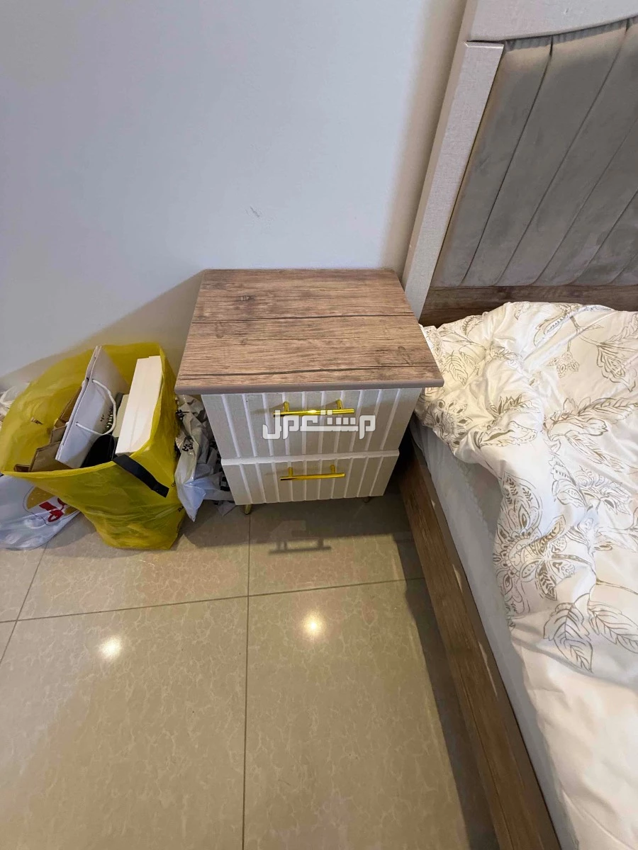 غرفه مكونه من سرير 2 في 1.80 مع تسريحة و 2 كموندينو و كرسي و دولاب ( عدد الغرف : 2 نفس الشكل) ، صالة 3 كراسي و كنبه و بف و طاولة رخام