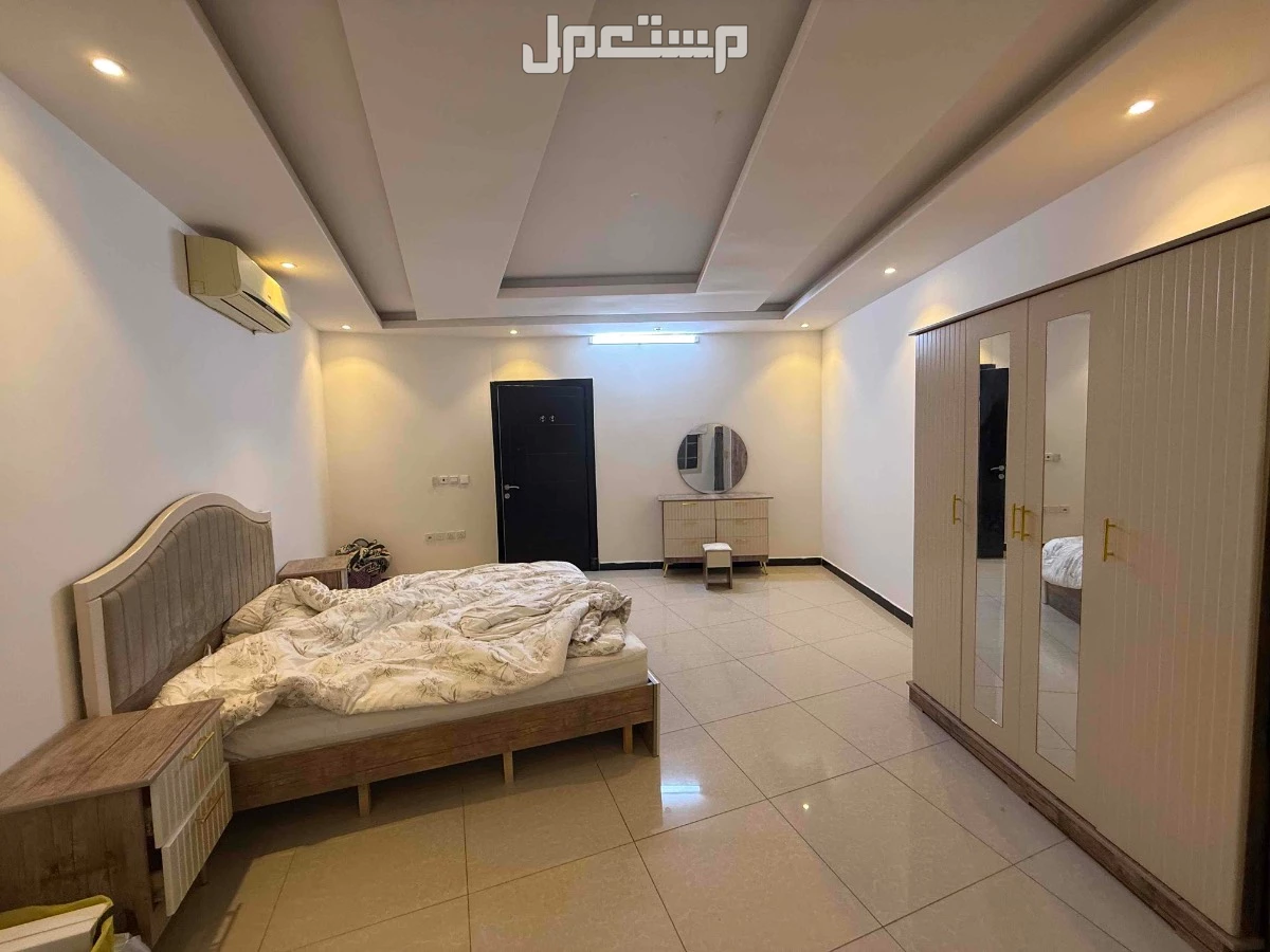 غرفه مكونه من سرير 2 في 1.80 مع تسريحة و 2 كموندينو و كرسي و دولاب ( عدد الغرف : 2 نفس الشكل) ، صالة 3 كراسي و كنبه و بف و طاولة رخام