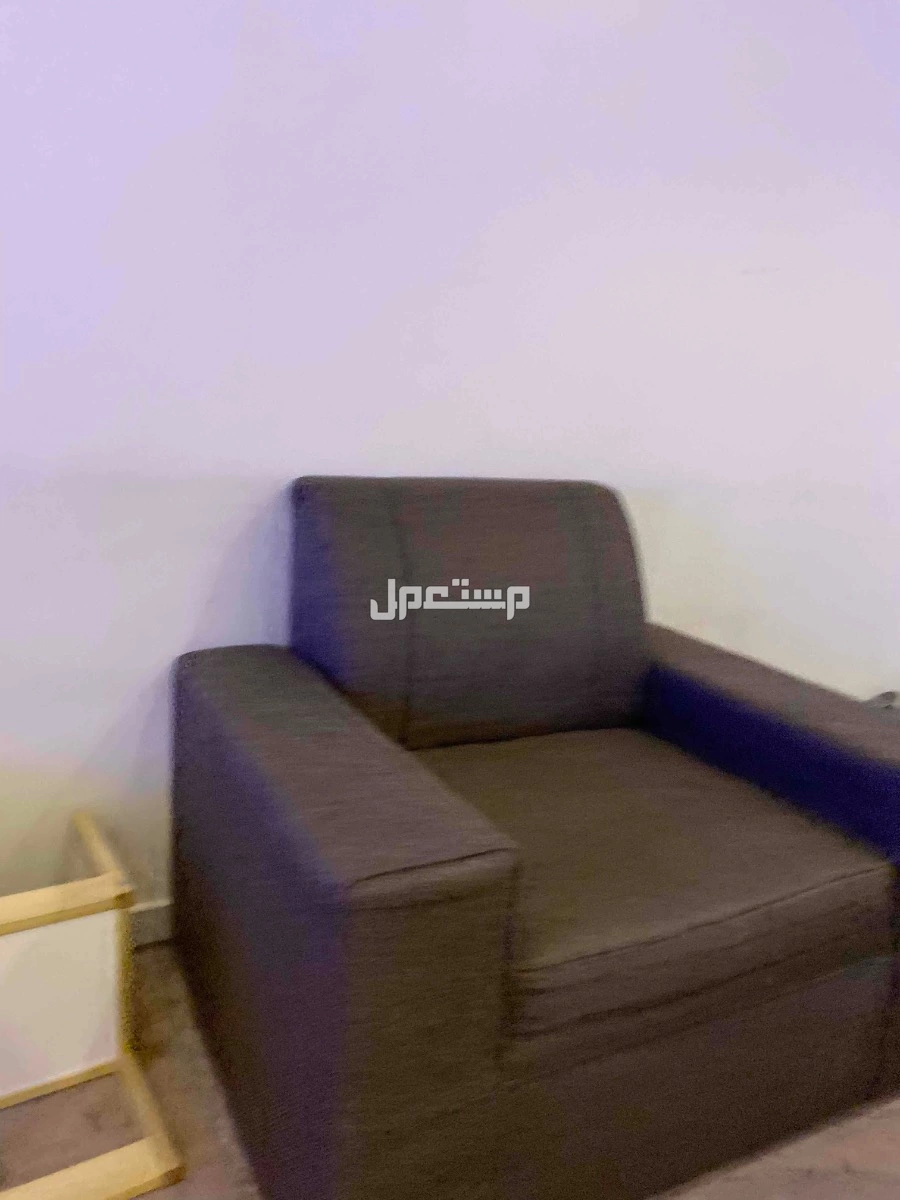 للبيع كنب من ثلاث قطع اللون بني القطعه الصغيره