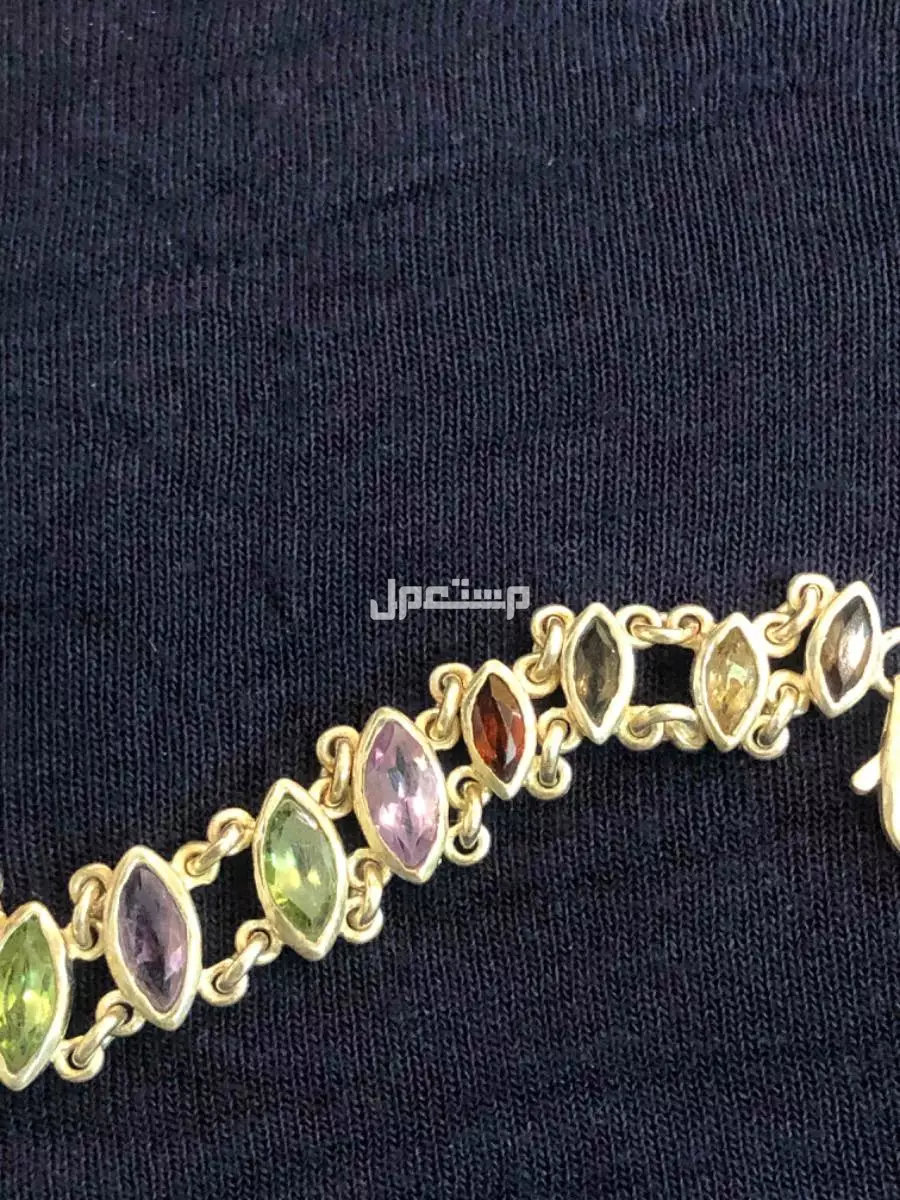 سوار فضة مرصع بمجموعة كبيرة ومتنوعة من الأحجار الكريمة