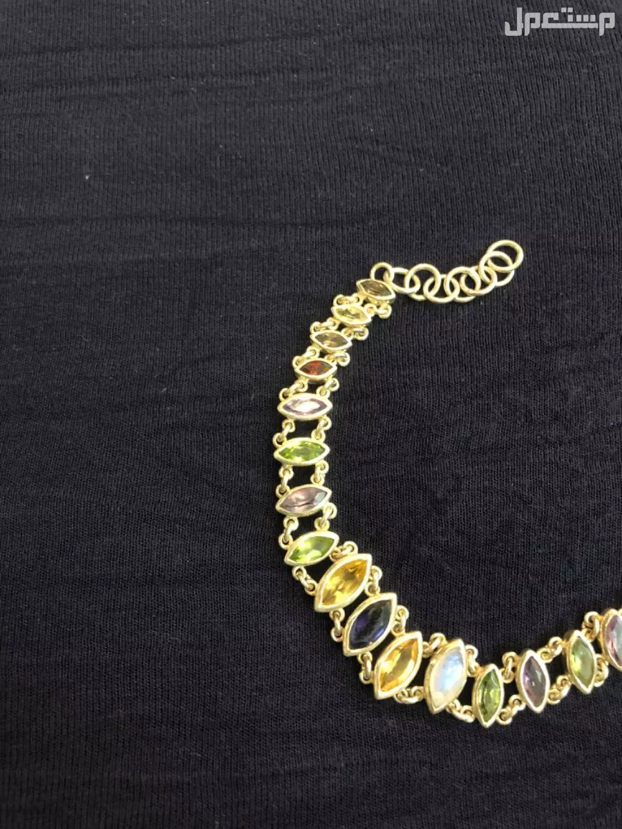 سوار فضة مرصع بمجموعة كبيرة ومتنوعة من الأحجار الكريمة