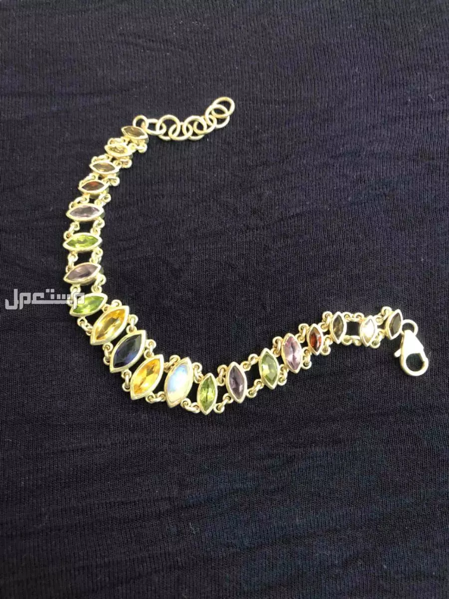 سوار فضة مرصع بمجموعة كبيرة ومتنوعة من الأحجار الكريمة