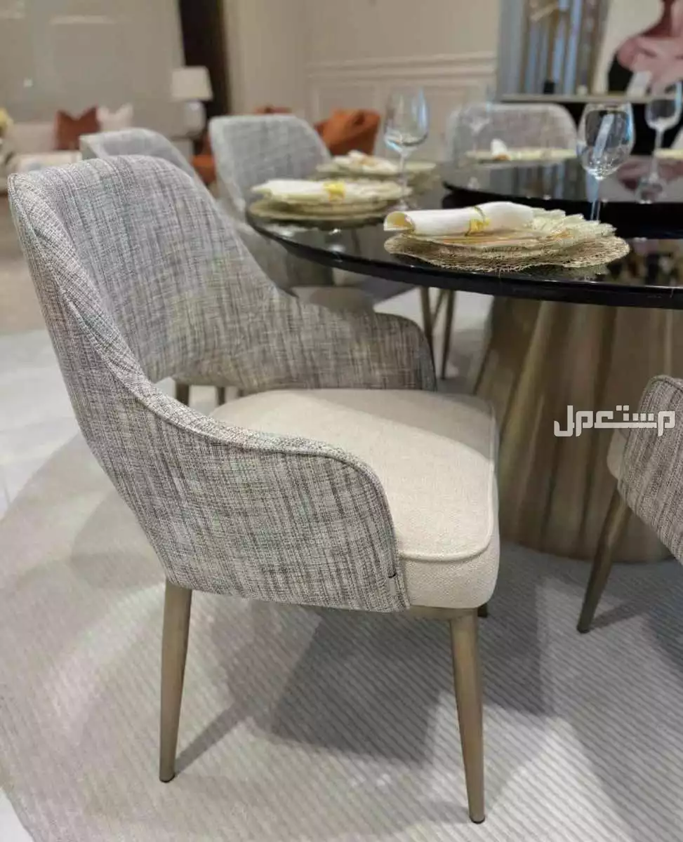 للبيع طاولة طعام مقاس 170 سم + 8 كراسي في الخبر بسعر 1870 ريال