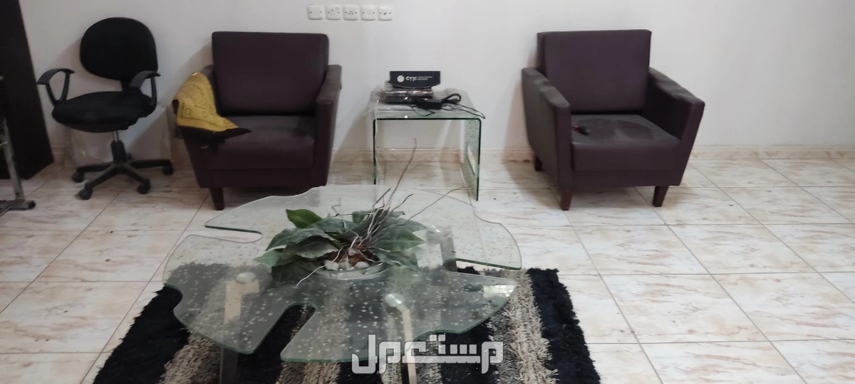 للبيع اثاث مكتب في الرياض بسعر 4 آلاف ريال سعودي