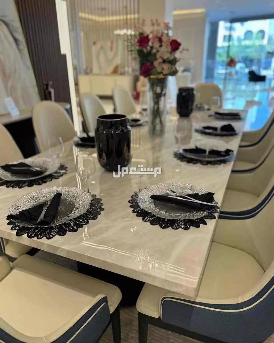 للبيع طاولة طعام مقاس 290 سم + 10 كراسي  في الخبر بسعر 1990 ريال سعودي