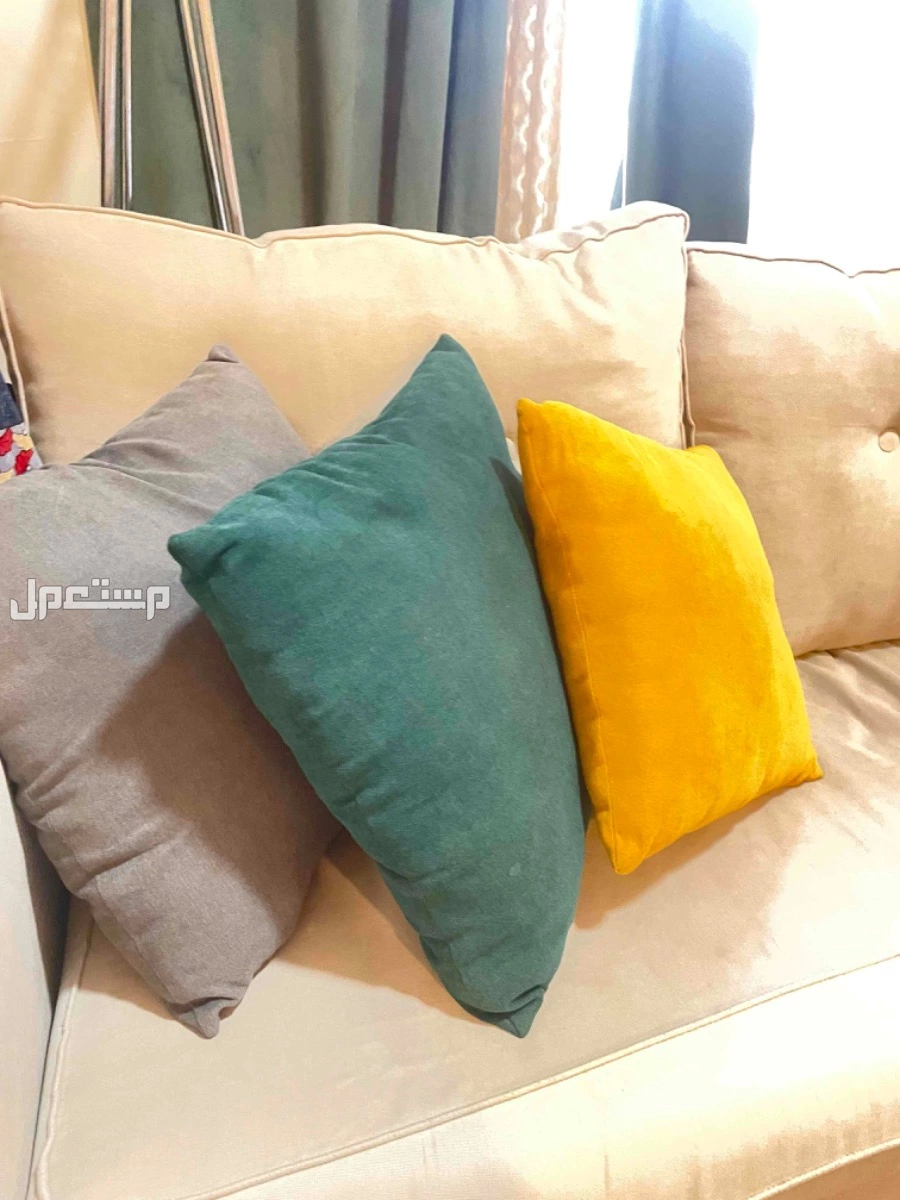 كنب وطاولات ونجفه ولوحة مع التسارة للبيع