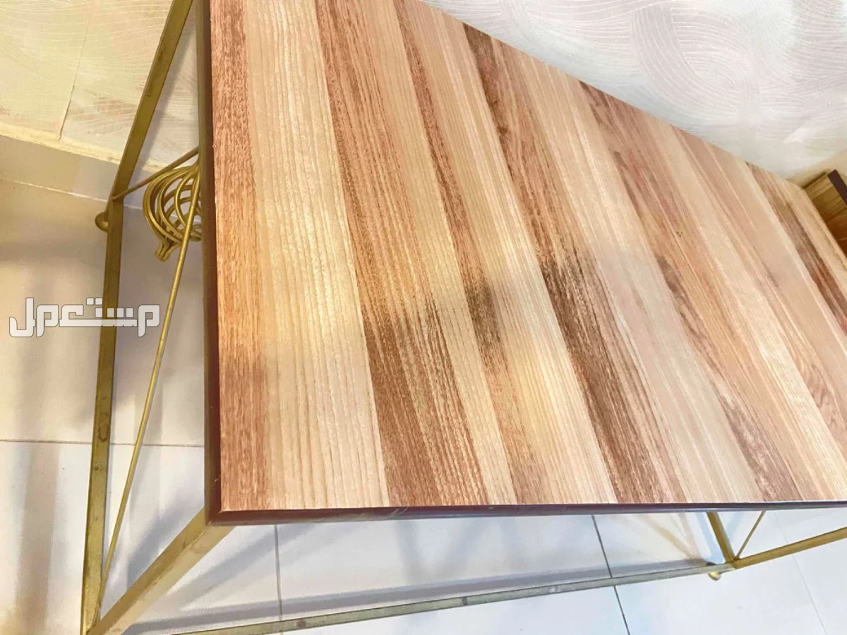 كنب وطاولات ونجفه ولوحة مع التسارة للبيع