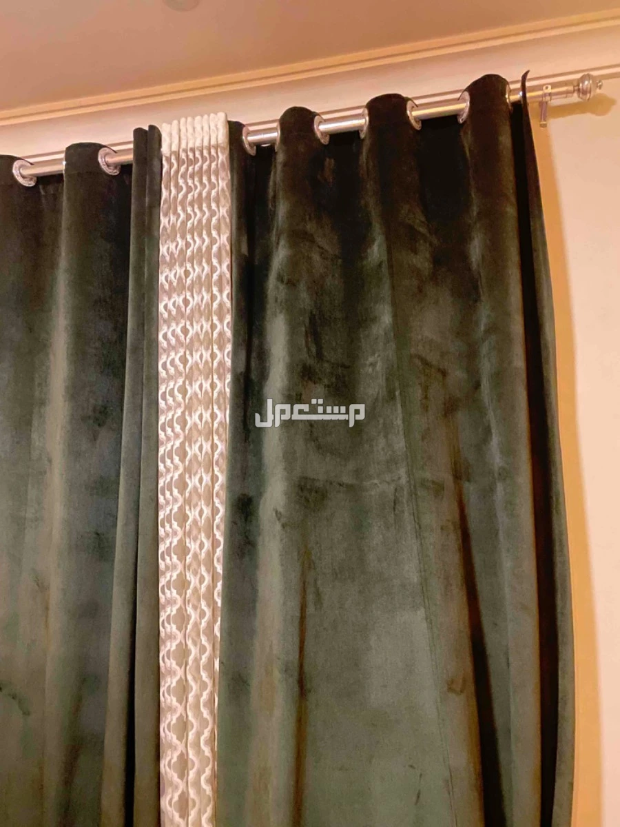 كنب وطاولات ونجفه ولوحة مع التسارة للبيع