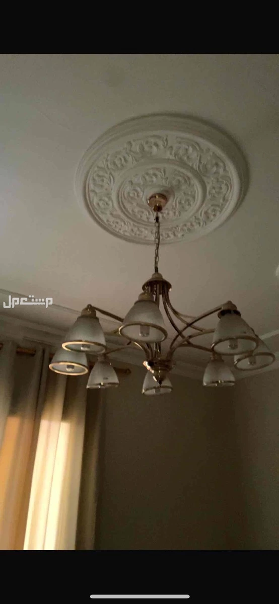 كنب وطاولات ونجفه ولوحة مع التسارة للبيع
