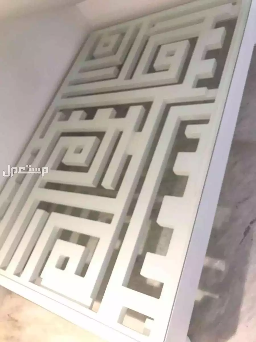 للبيع طاولة خشب ام دي اف مستعمل سنه استعمال نظيف