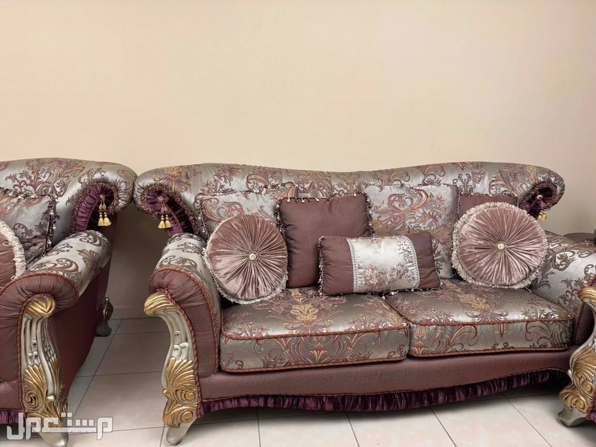 كنب مجلس عنابي في الخبر بسعر 3 آلاف ريال سعودي