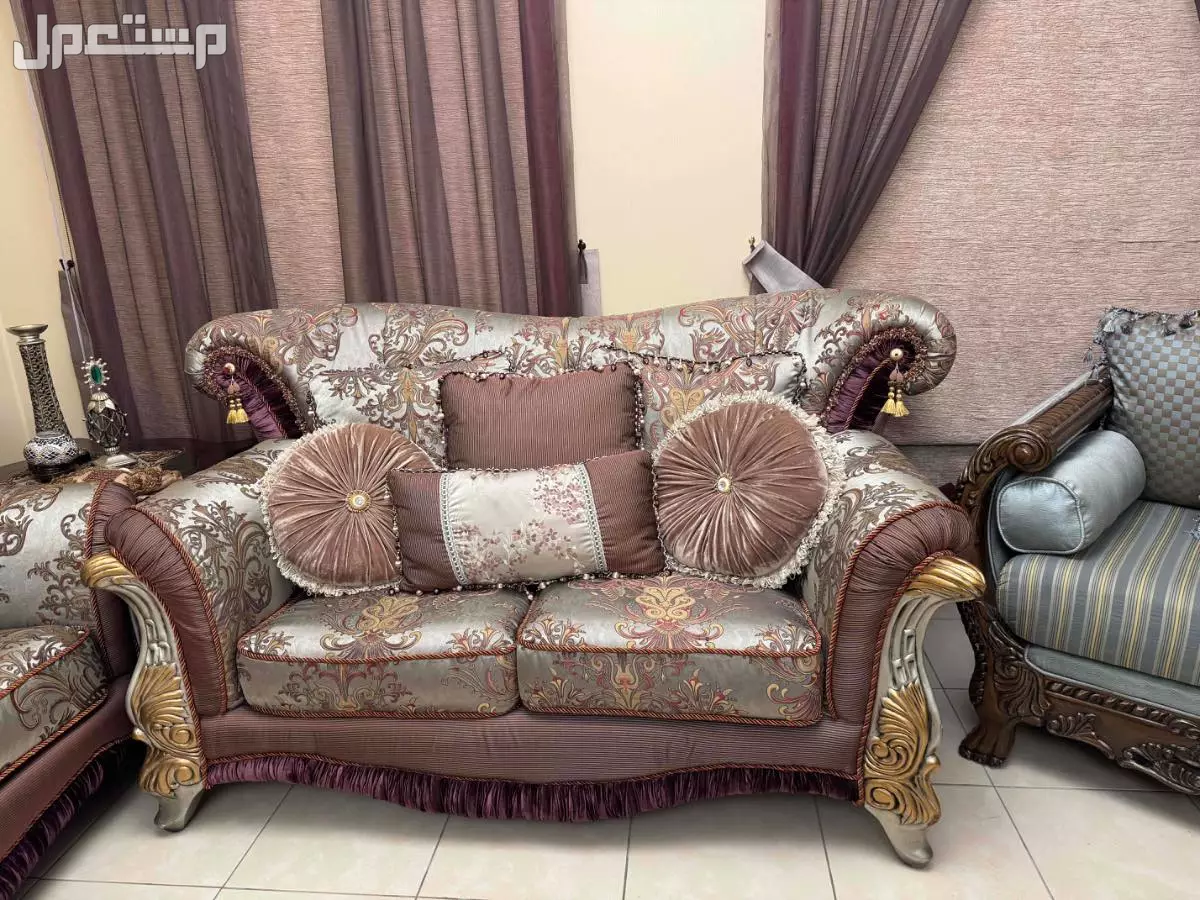 كنب مجلس عنابي في الخبر بسعر 3 آلاف ريال سعودي