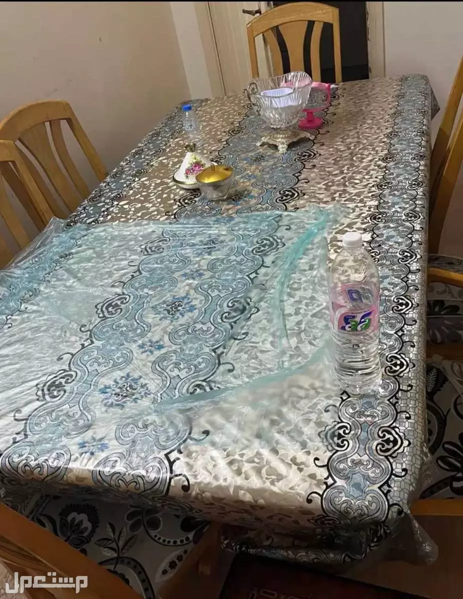 للبيع طاولة طعام مع 6 كراسي جديده