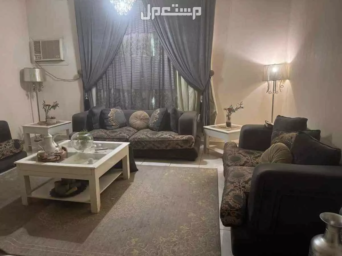كنب صاله او مجلس نظيف لونه رمادي