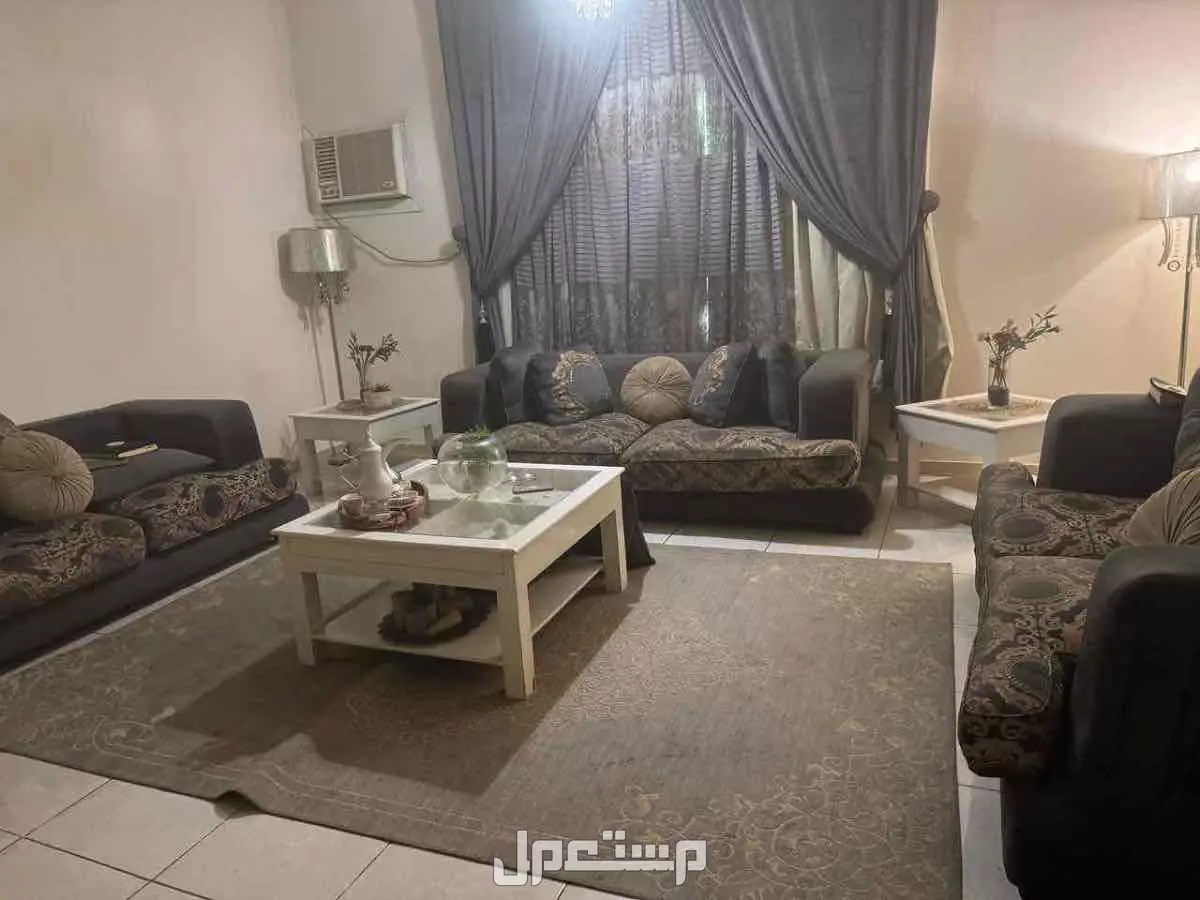 كنب صاله او مجلس نظيف لونه رمادي