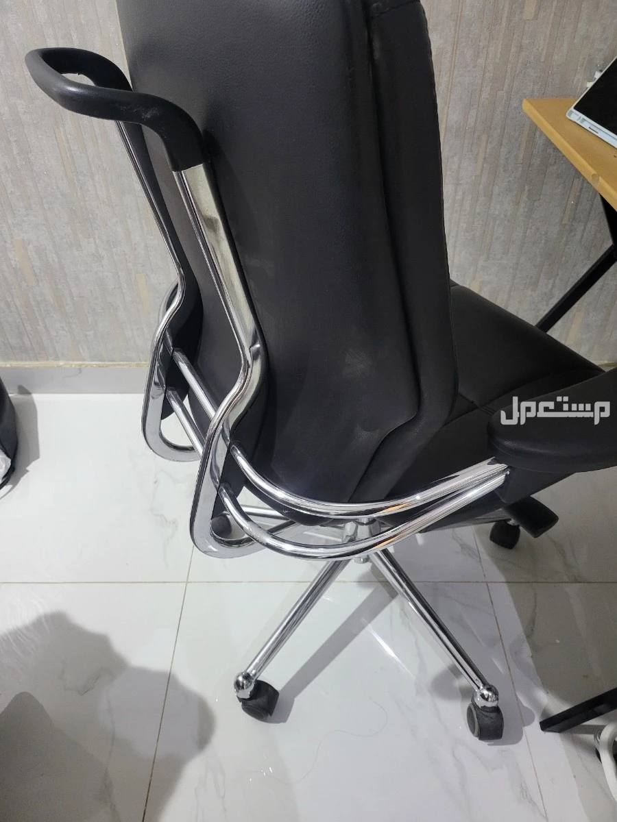 كرسي مكتبي جلد دوار شبه جديد جودة عالية